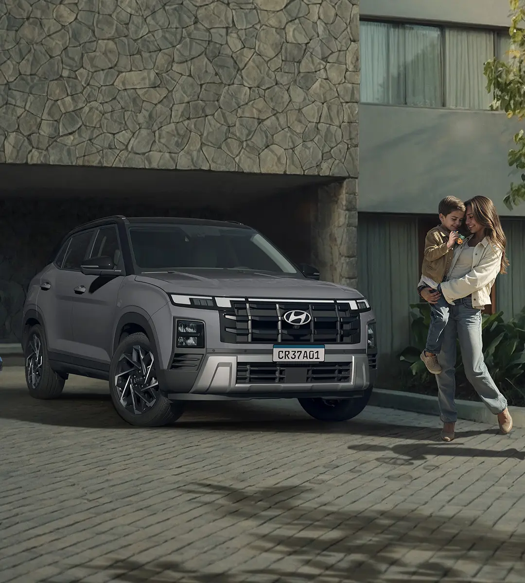 Novo Hyundai CRETA estaciona na garagem de uma casa com uma familia ao lado