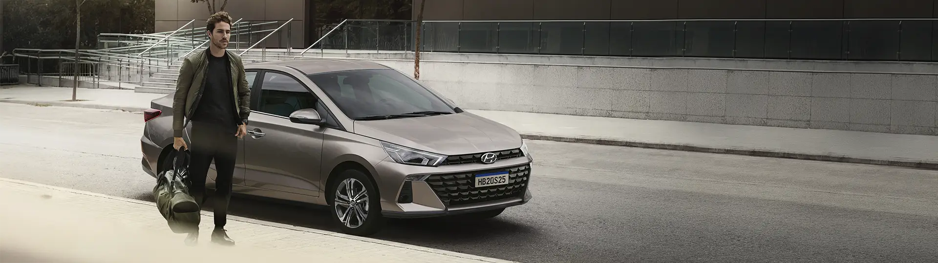 Novo Hyundai HB20S estacionado na rua com um home ao lado