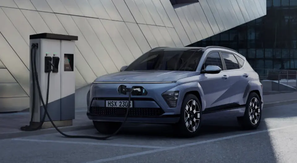 Como carregar um carro elétrico: guia prático para casa e emergência na rua 