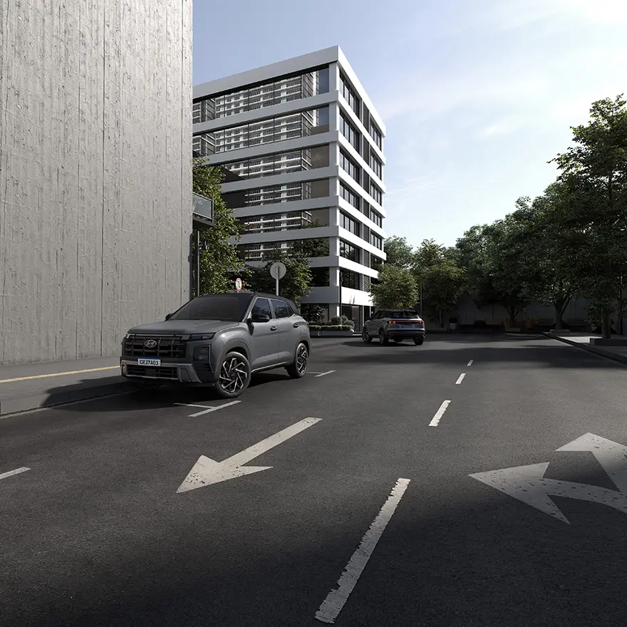 Dois modelos Novo CRETA em uma cidade. Um está estacionado, destacando a grade frontal. O outro, ao fundo, fazendo uma curva à esquerda, mostrando a lateral e traseira do modelo.