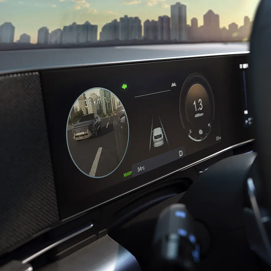 Display do KONA Híbrido mostrando o funcionamento da Câmera para Monitoramento de Ponto Cego.